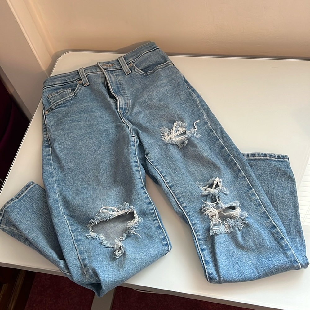 High Wasted Mom Jeans.
